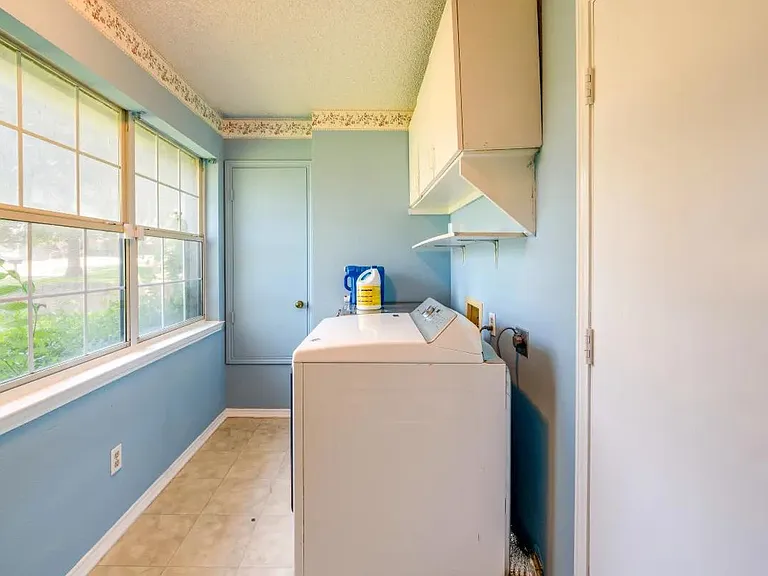 305 Indian Trail Ln — Photo 16