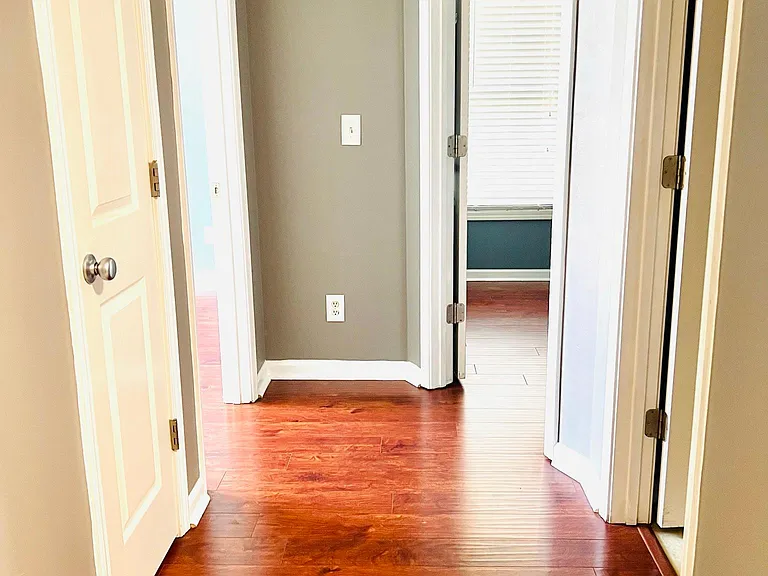 469 W Perry Rd — Photo 2