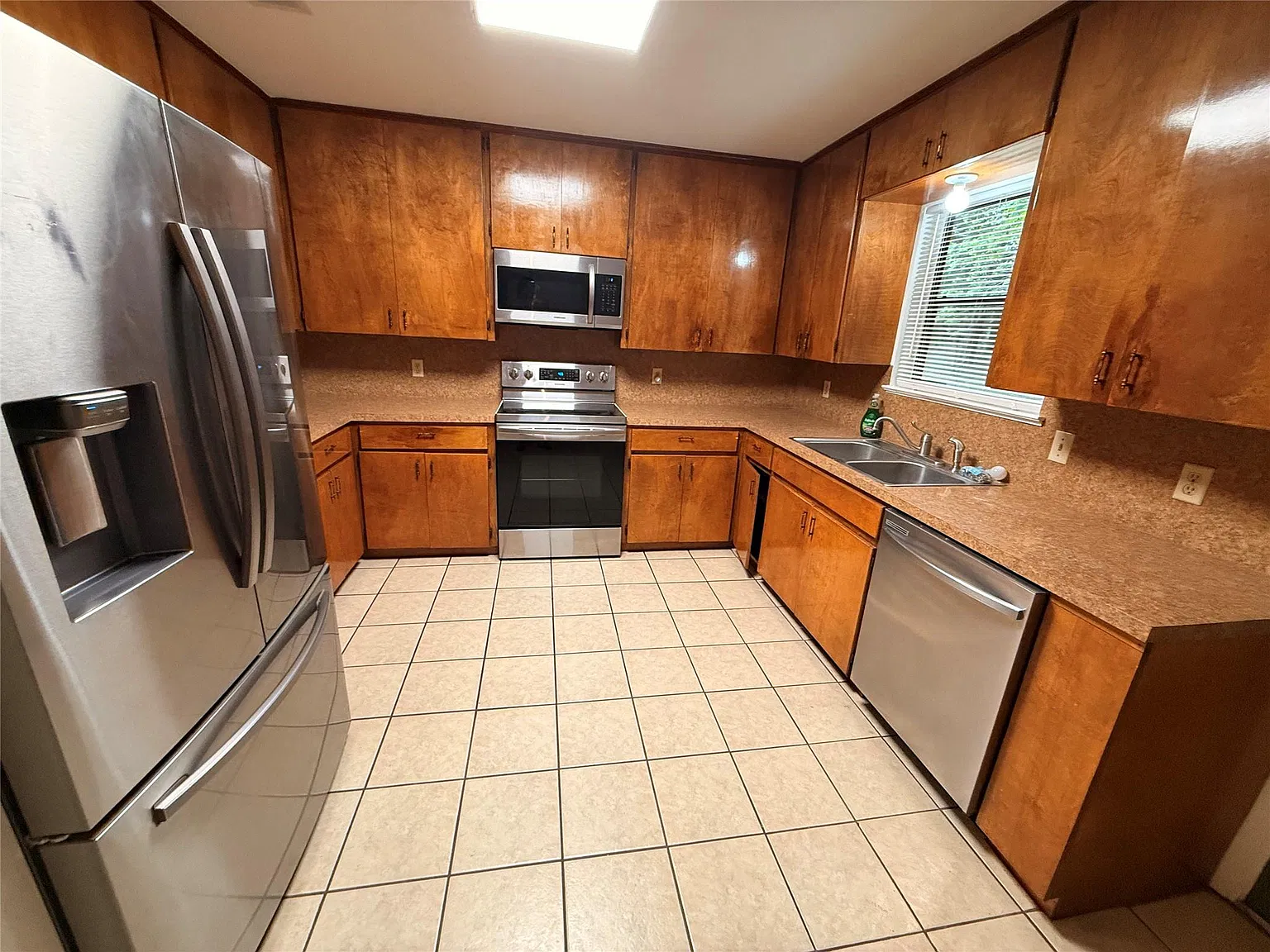 3 bed, 2.0 bath, 1344 sqft, $1,800 — Photo 3