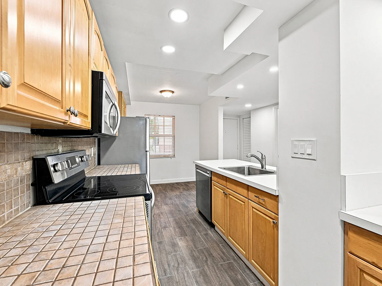 2 bed, 1.5 bath, 1056 sqft, $2,300 — Photo 3