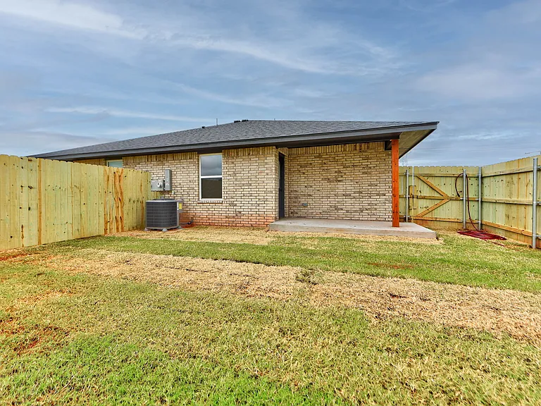 506 N Canyon Ter — Photo 32