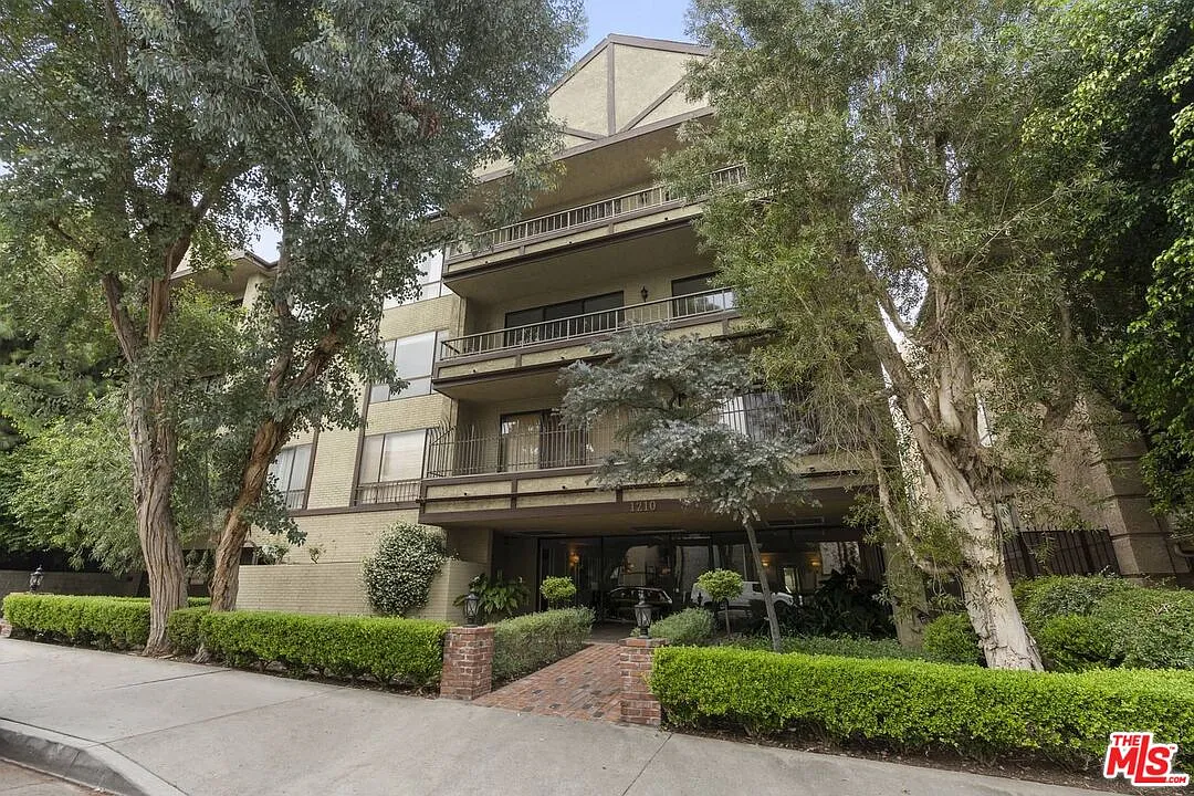 2 bed, 2.5 bath, 2500 sqft, $6,400 — Photo 1