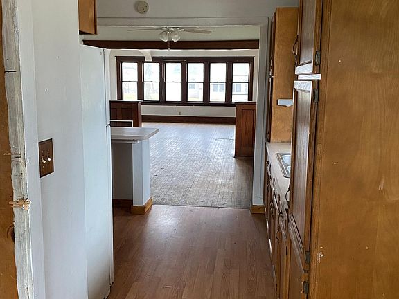 2nd image of 102 Cliff St