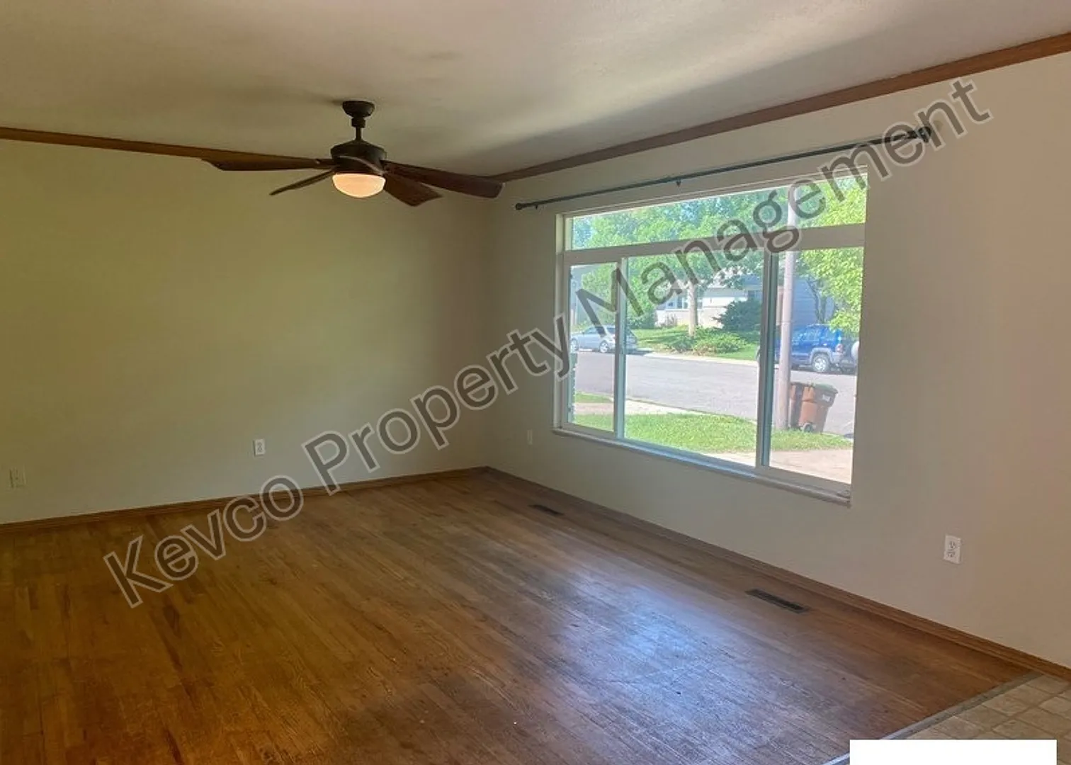 Home with Tons of Space!! — Photo 3