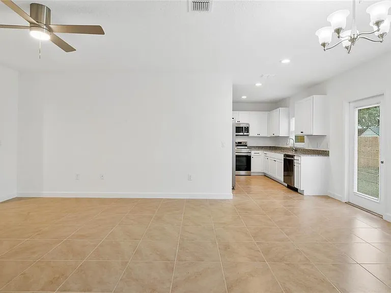 1308 Bond — Photo 7