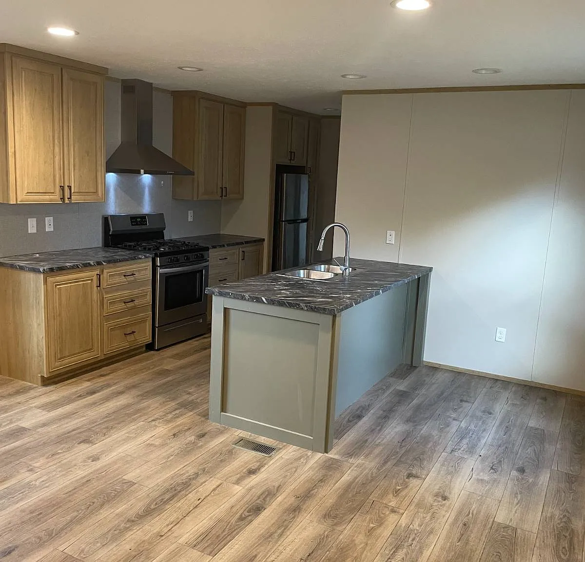 3 bed, 2.0 bath, 1012 sqft, $1,050 — Photo 2