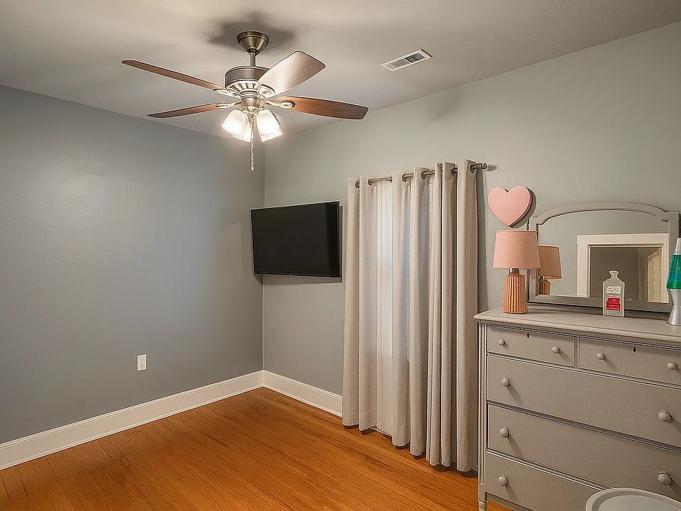 1st image of 4941 N McVicker Ave #1
