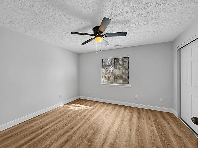 Springview Apartments — Photo 31