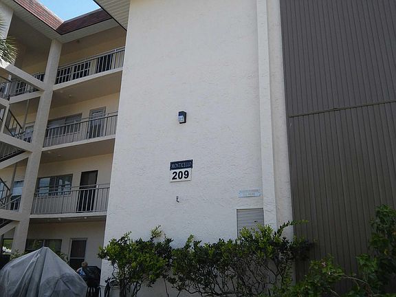 2nd image of 209 NE Lincoln Cir N APT 401