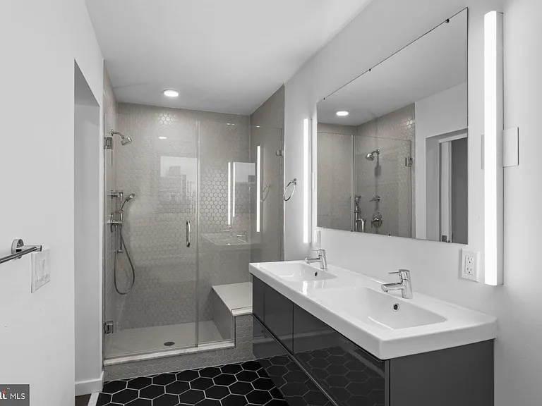 1501 N 31st St #405 — Photo 20