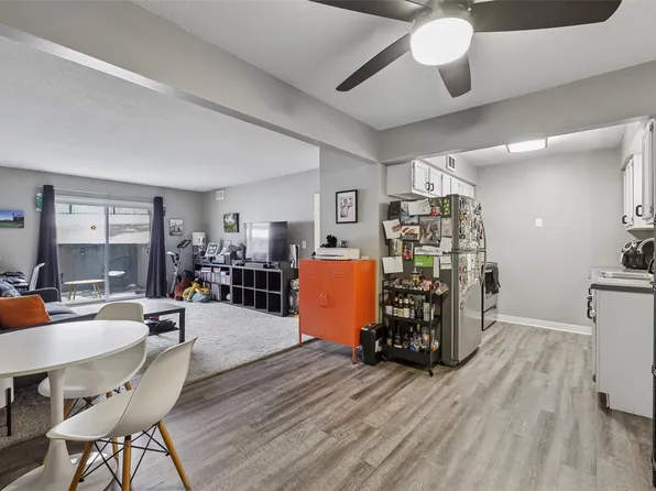 9557 University Ave APT 16, Clive, IA 50325