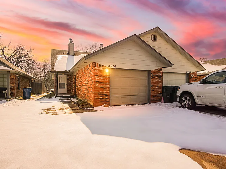 8910 Oak Valley Dr — Photo 2