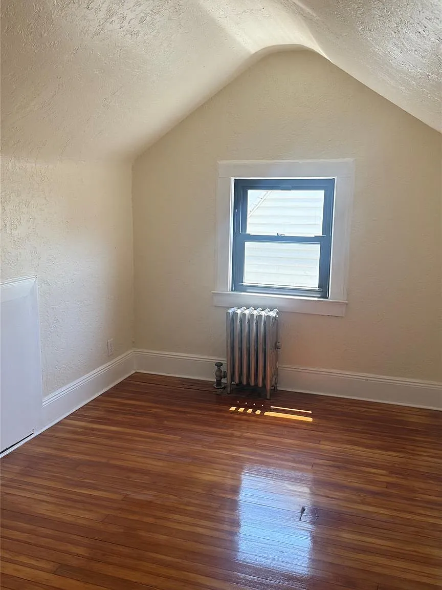 3 bed, 1.0 bath, 900 sqft, $3,000 — Photo 1