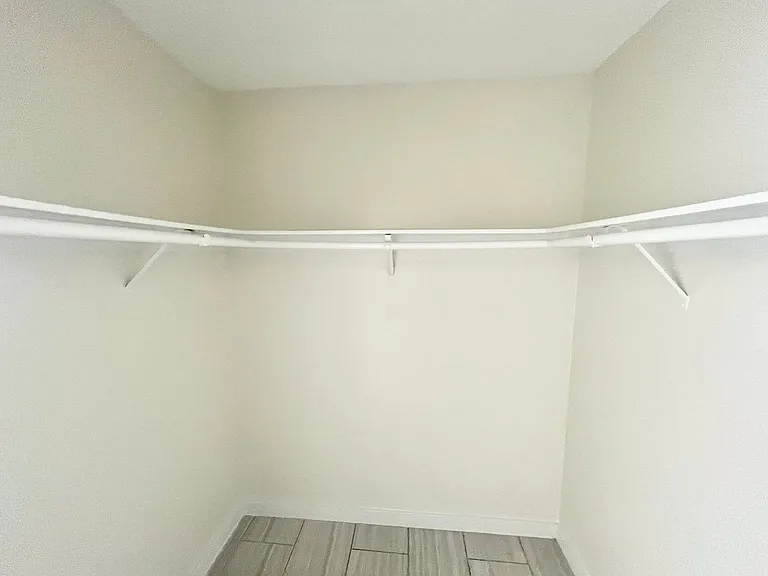820 Glenoaks Apartments — Photo 23