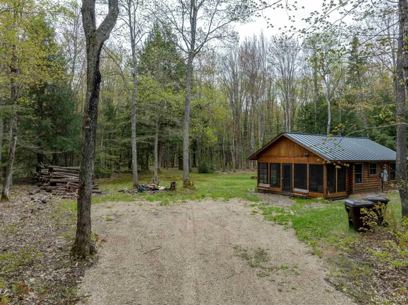 E6659 Crossover Rd, Munising, MI 49862
