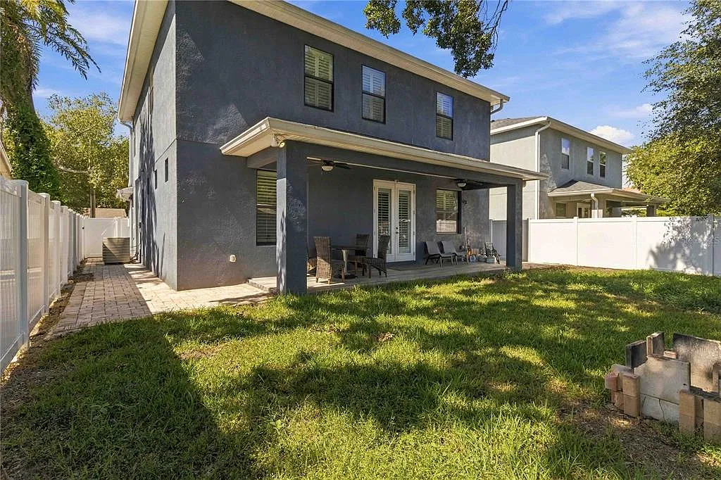 4 bed, 2.5 bath, 2522 sqft, $4,400 — Photo 3
