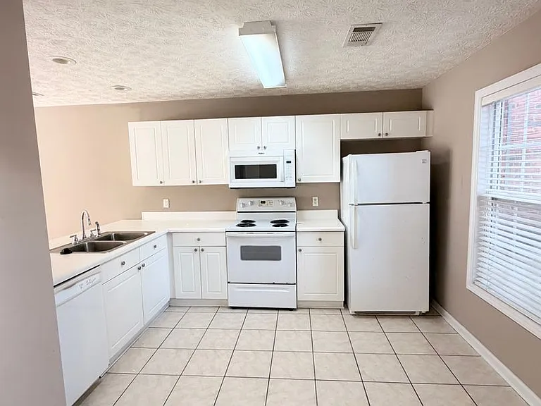 1477 N Donahue Dr #803 — Photo 4