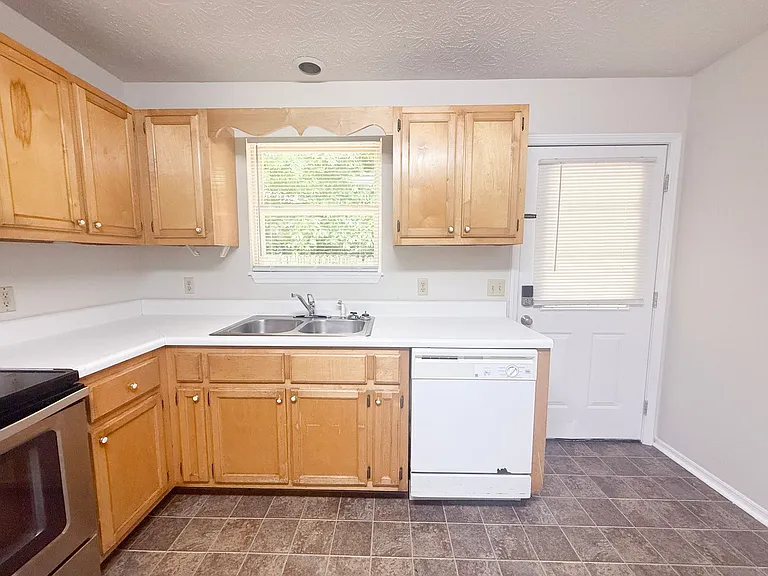 285 E Main St — Photo 10