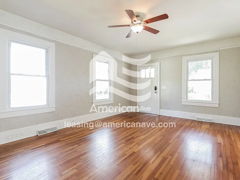 14887_005_wm_-_living_room_13267173.jpg