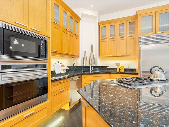 5th image of 427 Launiu St APT 405