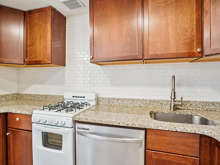 2431 I St NW #B — Photo 10