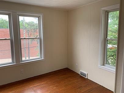4th image of 412 S Maple Ave