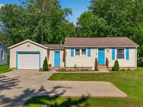 221 Della Rd, Columbus, IN 47203