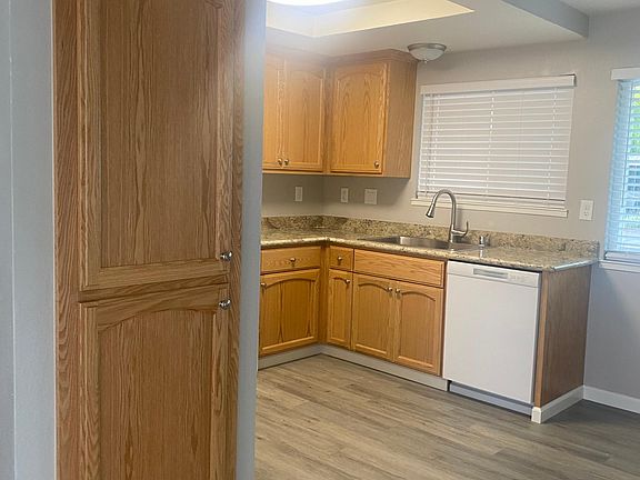 3rd image of 95 Pennsylvania Dr APT 29