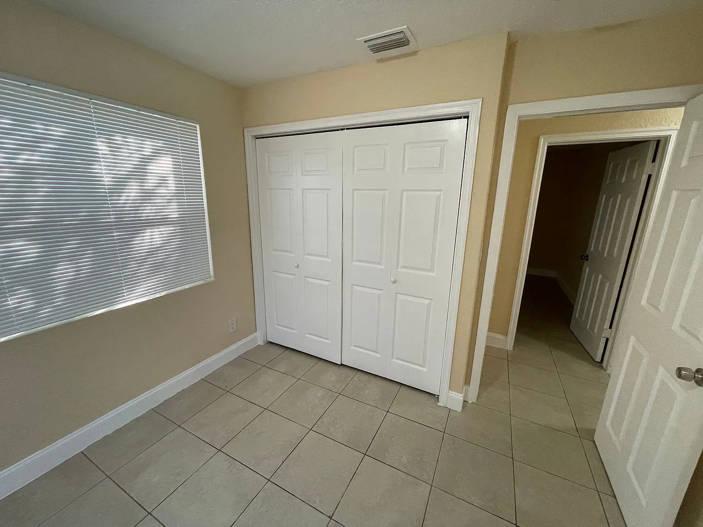 4/2 Home for rent, all tile floor, granite counter tops, new cabinetry, central ac. — Photo 4