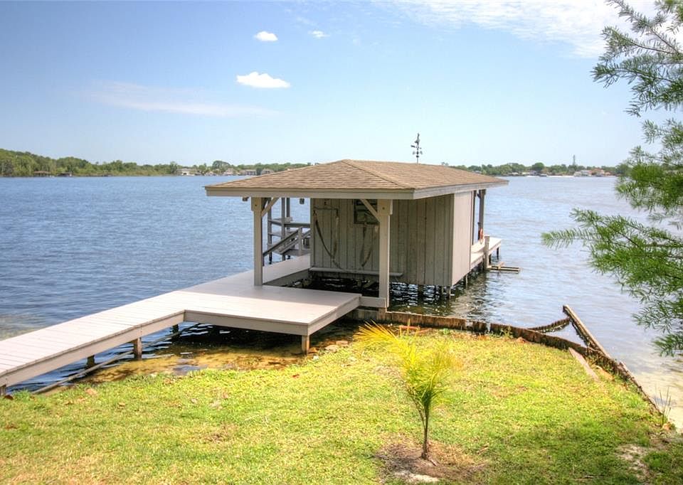 1st image of 210 Green Lake Cir