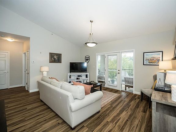 4th image of 885 Forest Ave APT 302