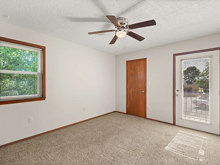 Cloverleaf Apartments — Photo 16