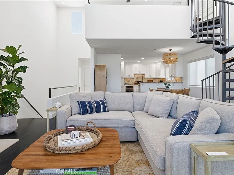 720 Manhattan Beach Blvd — Photo 12