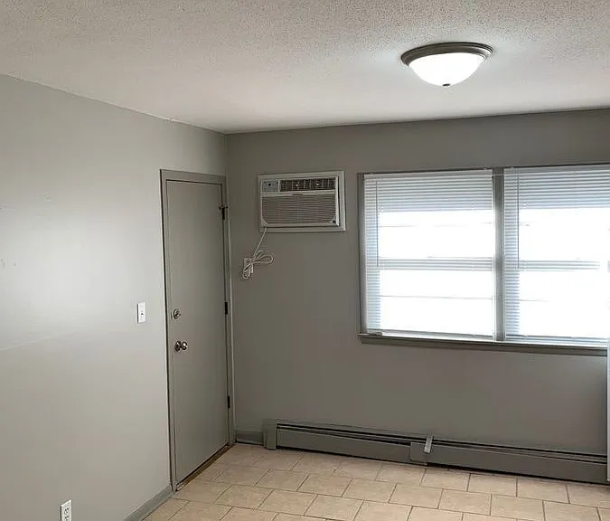 610 E 2nd St S #3 — Photo 9