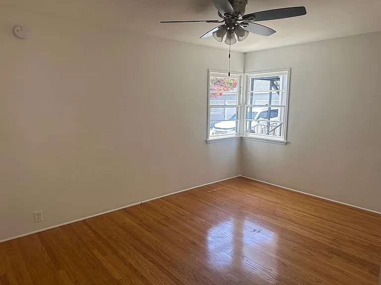 712 W Glenoaks Blvd — Photo 12