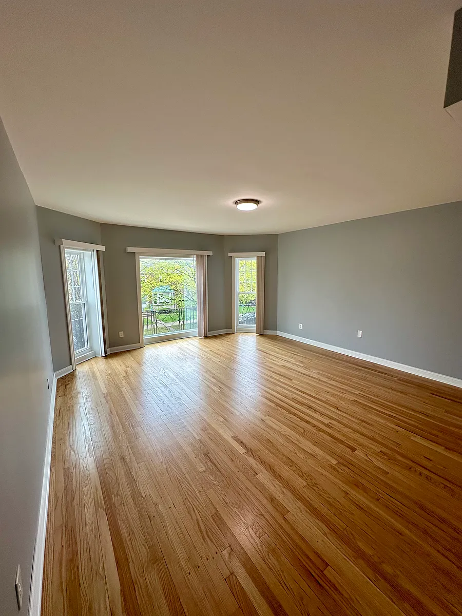 Building Photo - 6240 N Sacramento Ave #2