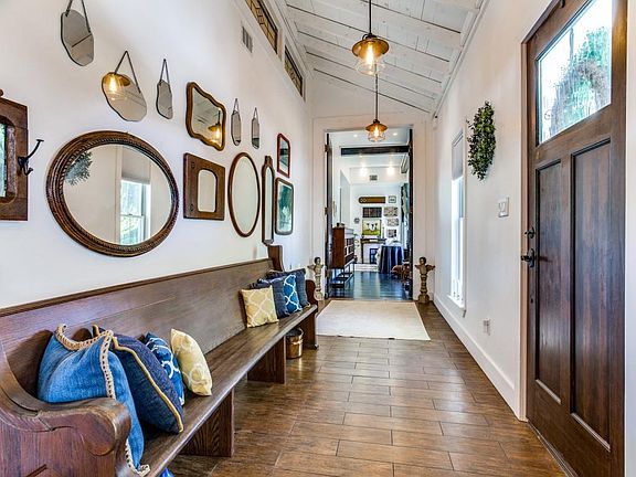 Entry way foyer