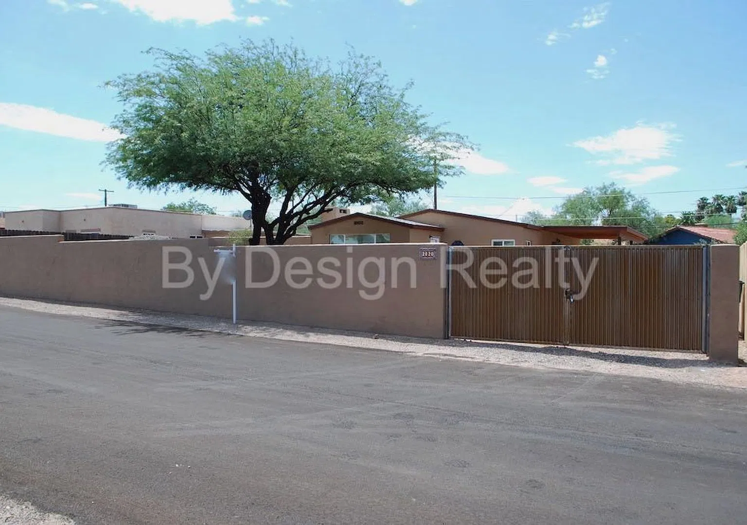Recently Updated - 3 Bed 2 Bath - Large Gated Walled/Fenced Yard - 1.5 Miles to UofA — Photo 1