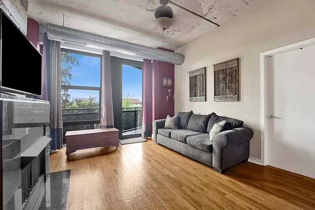 1 bed, 845 sqft, $2,400 — Photo 3