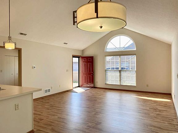 4th image of 1313 Amberlea Dr W #8