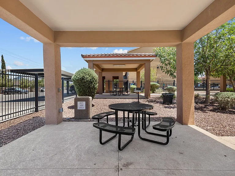 Las Torres Apartments — Photo 31