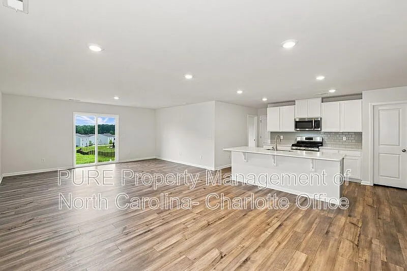 5 bed, 3.0 bath, 2620 sqft, $2,100 — Photo 4