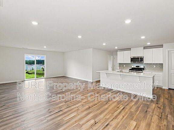 3rd image of 386 Hollingswood Dr