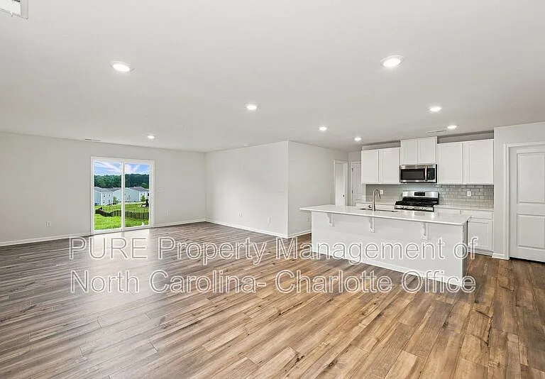 386 Hollingswood Dr — Photo 4