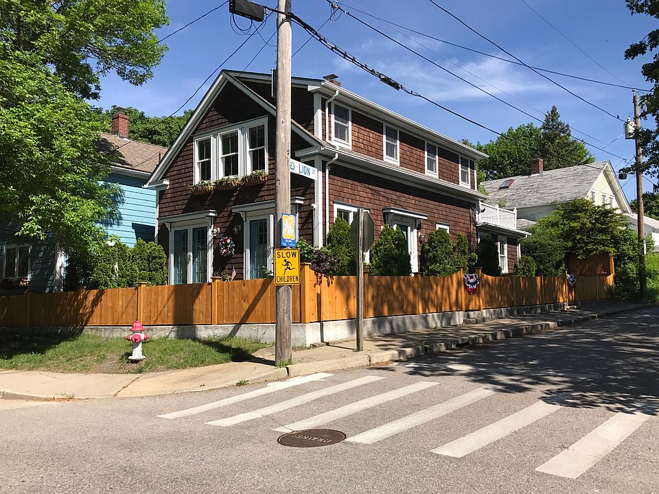 Corner of 35 Lion/85Water