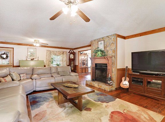 5th image of 19565 Oak Cir