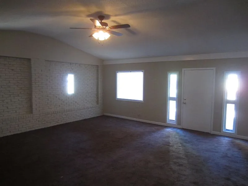 Building Photo - 1616 Gowan Dr