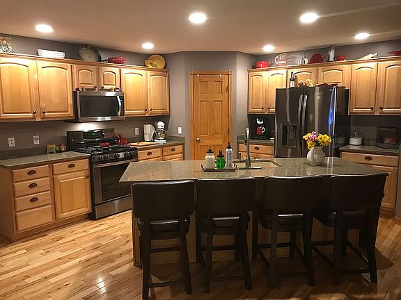 Quartz counters & farm sink
