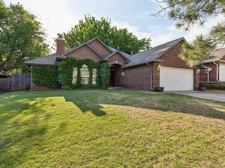 1820 Chelsea Dr — Photo 2