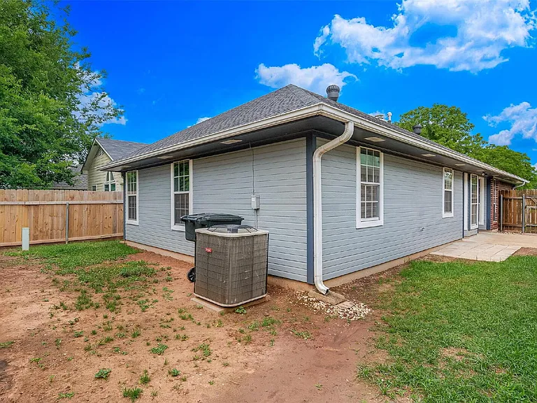 1435 Williamsburg Dr — Photo 19